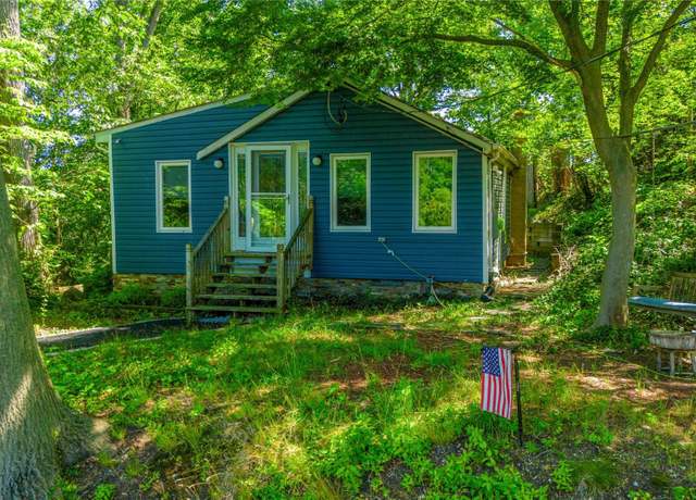 Property at 8 Towle Pl, Glen Cove, NY 11542, 2 beds, 1 bath