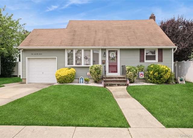 Property at 177 9th St, Bethpage, NY 11714, 4 beds, 2 baths