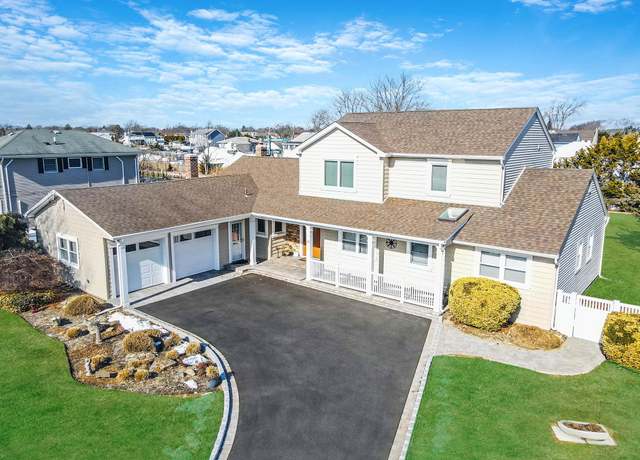 Property at 24 Lucinda Dr, Babylon, NY 11702, 5 beds, 3 baths
