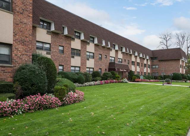 Property at 25 Elizabeth St Unit 3J, Farmingdale, NY 11735, 2 beds, 1.5 baths
