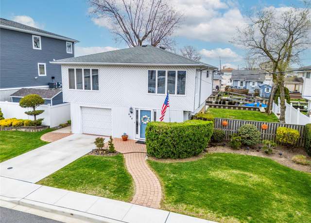 Property at 465 Nassau Ave, Freeport, NY 11520, 3 beds, 1.5 baths