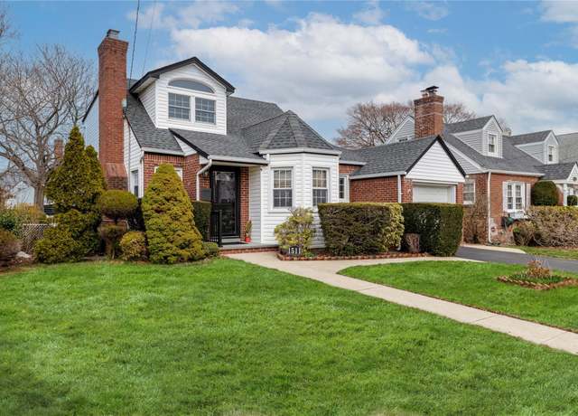 Property at 1511 Lincoln Ave, New Hyde Park, NY 11040, 3 beds, 2 baths
