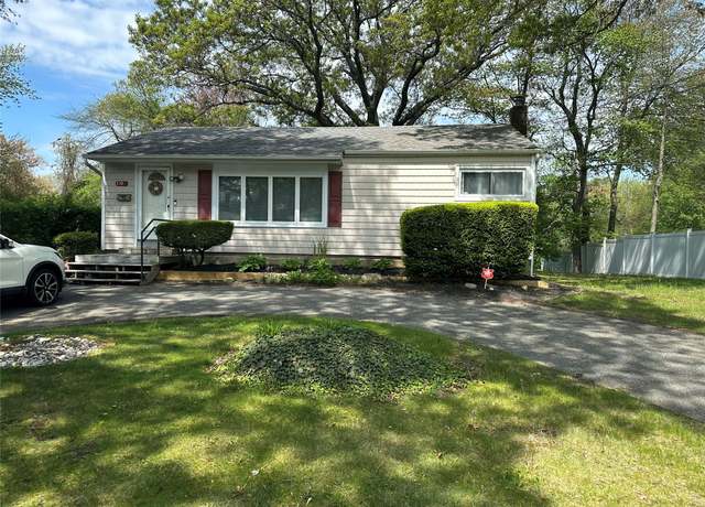 Property at 1102 Brookdale Ave, Bay Shore, NY 11706, 2 beds, 1 bath