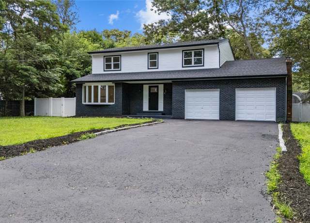 Property at 44 Oakdale Ave, Selden, NY 11784, 4 beds, 3.5 baths