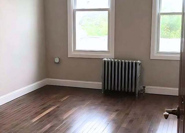 Property at 943 E 213th St, Bronx, NY 10469, 7 beds, 3 baths