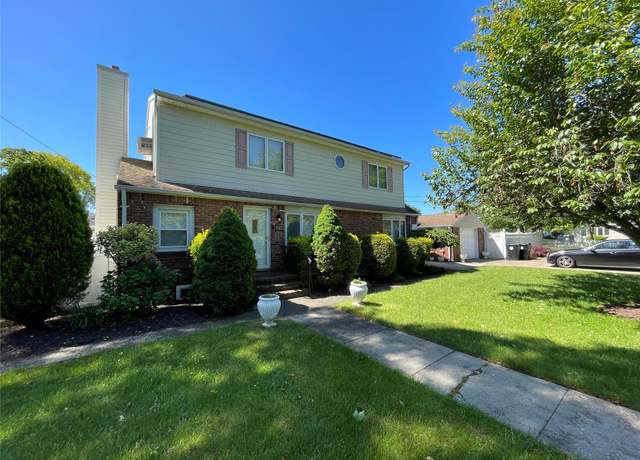 Property at 74 Webster Ave, West Islip, NY 11795, 4 beds, 3 baths