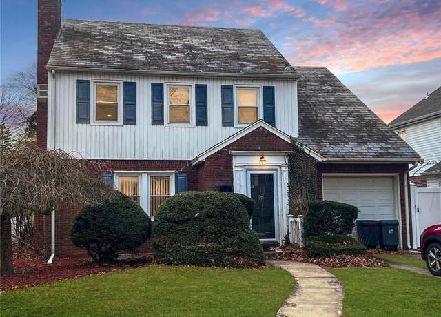 Property at 89 Delaware Ave, Freeport, NY 11520, 4 beds, 3.5 baths