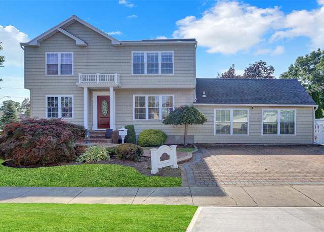 Property at 72 N Fordham Rd, Hicksville, NY 11801, 5 beds, 3 baths