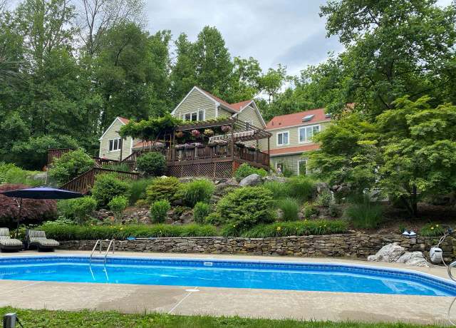 Property at 36 Chardavoyne Rd, Warwick, NY 10990, 4 beds, 3.5 baths