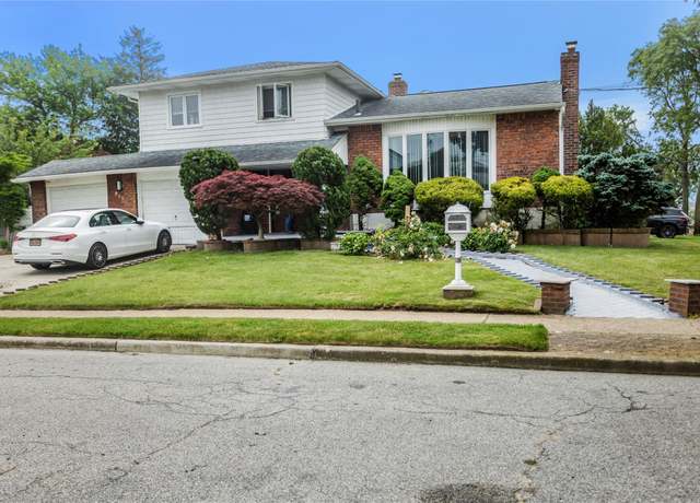 Property at 988 Howard Ct, Baldwin Harbor, NY 11510, 4 beds, 2.5 baths