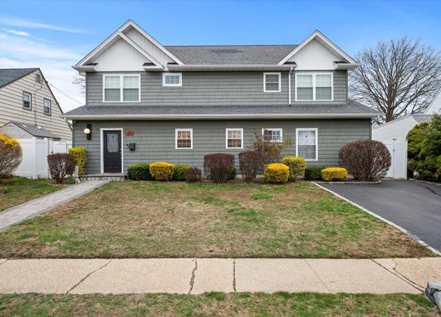 Property at 29 Swallow Ln, Levittown, NY 11756, 5 beds, 3 baths