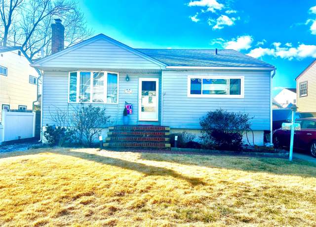 Property at 252 Westside Ave, Freeport, NY 11520, 3 beds, 1.5 baths
