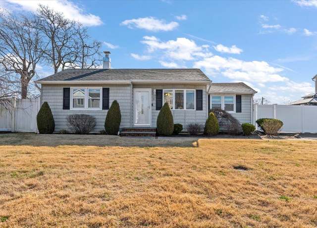 Property at 825 Milligan Ln, West Islip, NY 11795, 3 beds, 1 bath