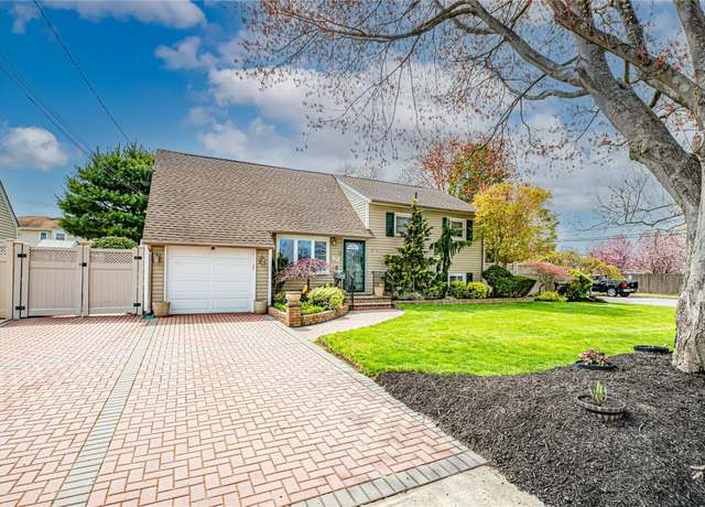 Property at 958 N Queens Ave, Lindenhurst, NY 11757, 4 beds, 2 baths