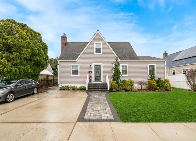 Property at 11 Deauville Pkwy, Lindenhurst, NY 11757, 5 beds, 3 baths