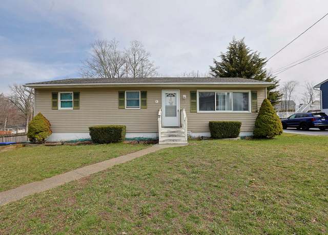 Property at 5 Carl Pl, Middletown, NY 10940, 3 beds, 1.5 baths