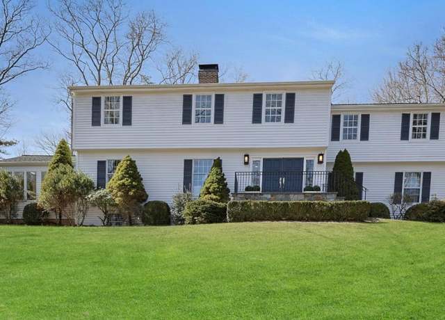 Property at 11 Carolyn Pl, Armonk, NY 10504, 4 beds, 3.5 baths