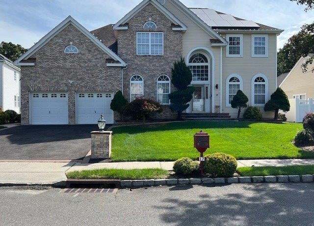 Property at 17 Trail Blazer Ct, Holbrook, NY 11741, 4 beds, 2.5 baths