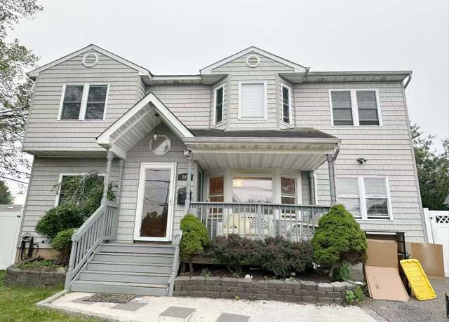 Property at 203 29th St, Lindenhurst, NY 11757, 7 beds, 3.5 baths