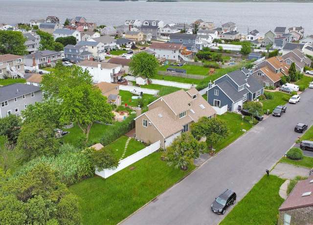 Property at 810 Anthony Dr, Lindenhurst, NY 11757, 4 beds, 2.5 baths