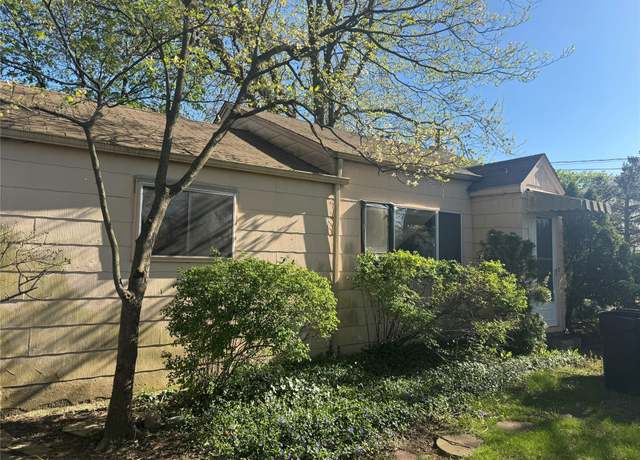 Property at 2 Glenda Dr, West Babylon, NY 11704, 3 beds, 1 bath