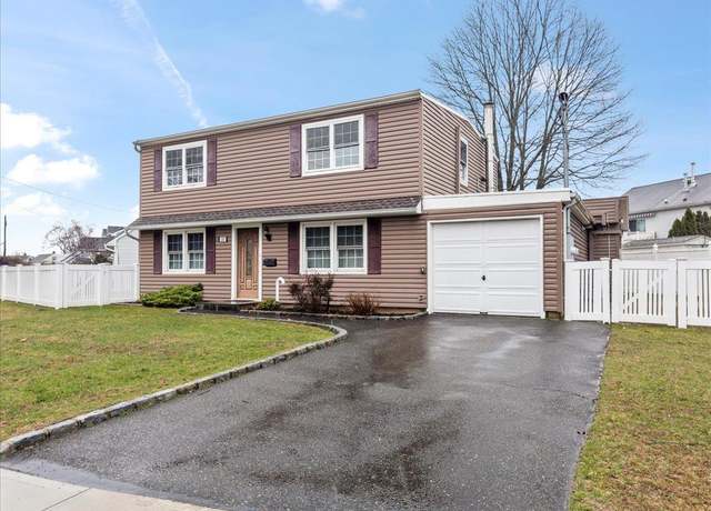 Property at 23 Croyden Dr, Massapequa, NY 11758, 5 beds, 2 baths
