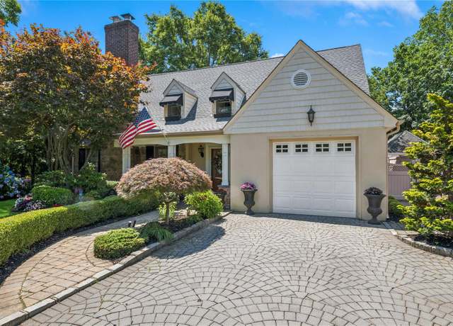 Property at 42 Roxen Rd, Rockville Centre, NY 11570, 4 beds, 3 baths