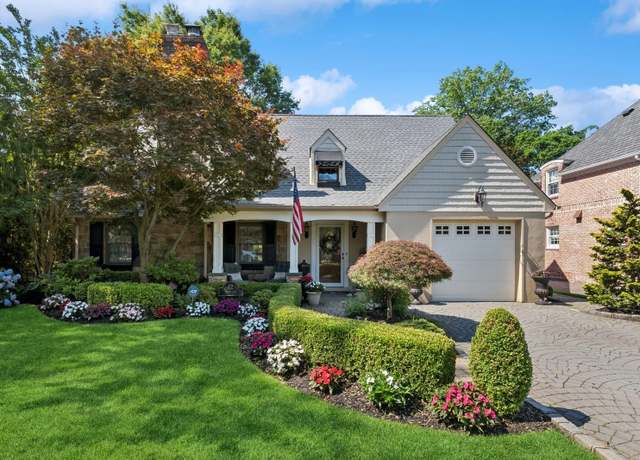 Property at 42 Roxen Rd, Rockville Centre, NY 11570, 4 beds, 3 baths