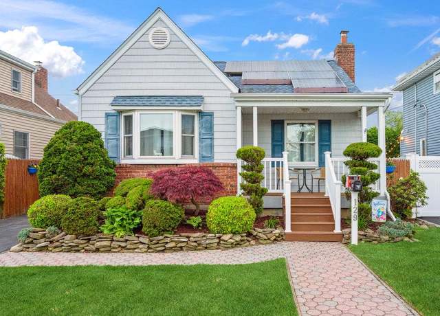 Property at 129 Deauville Pkwy, Lindenhurst, NY 11757, 3 beds, 2 baths