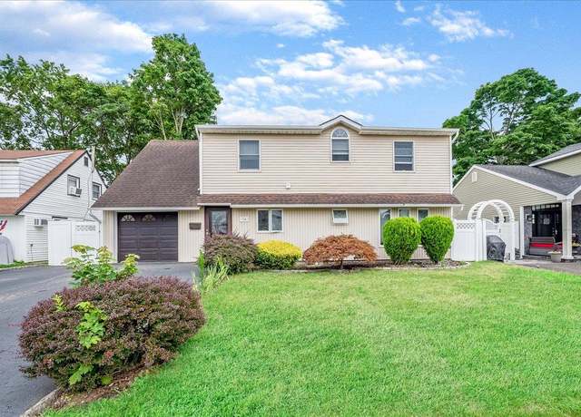 Property at 34 Marksman Ln, Levittown, NY 11756, 5 beds, 2 baths