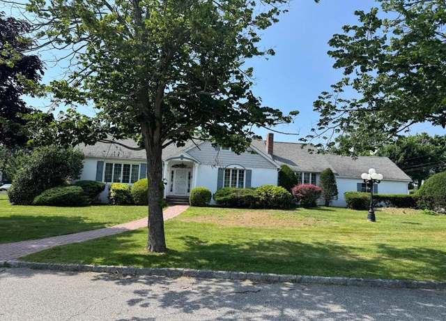 Property at 2 Johnson Dr, Brightwaters, NY 11718, 3 beds, 3.5 baths