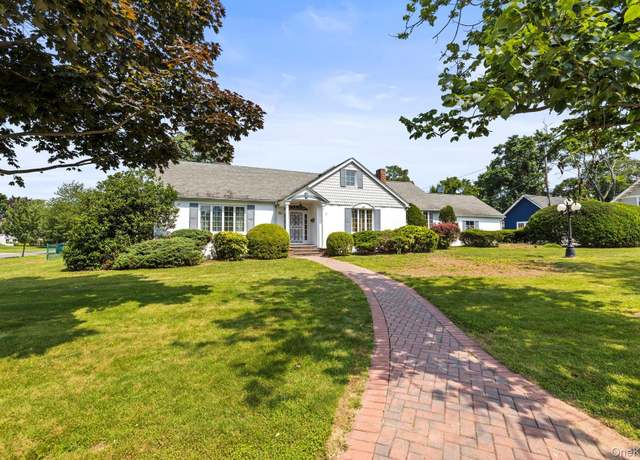 Property at 2 Johnson Dr, Brightwaters, NY 11718, 3 beds, 3.5 baths