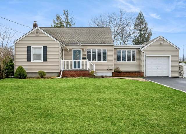 Property at 322 Edelweiss Rd, West Islip, NY 11795, 4 beds, 2 baths