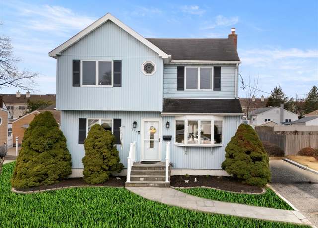 Property at 249 Phyllis, Lindenhurst, NY 11757, 4 beds, 2 baths