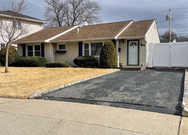 Property at 30 Southridge Dr, Glen Cove, NY 11542, 3 beds, 1 bath