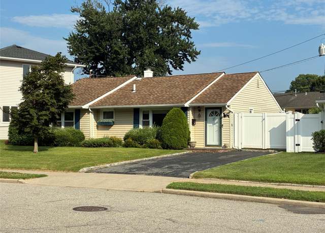 Property at 30 Southridge Dr, Glen Cove, NY 11542, 3 beds, 1 bath