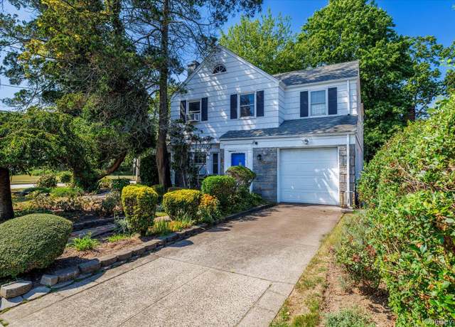 Property at 3 Maple Dr, Roosevelt, NY 11575, 3 beds, 2.5 baths