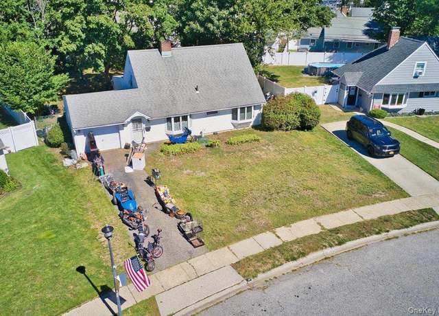 Property at 34 Ripple Ln, Levittown, NY 11756, 3 beds, 1 bath