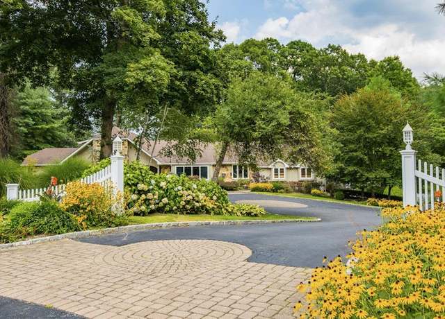 Property at 400 Annandale Dr, Oyster Bay Cove, NY 11791, 6 beds, 5.5 baths
