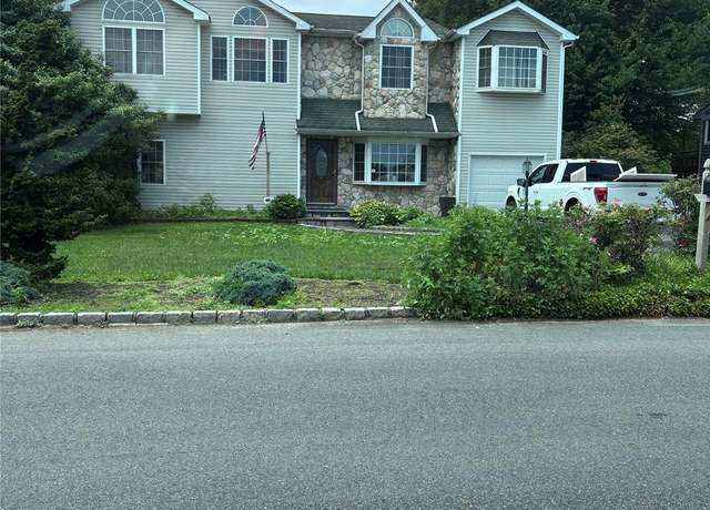 Property at 106 Southern Blvd, Hauppauge, NY 11788, 6 beds, 3 baths