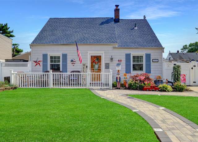 Property at 18 Clay Ln, Levittown, NY 11756, 3 beds, 1 bath