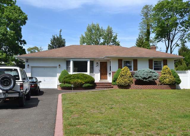 Property at 60 Tanglewood Dr, Smithtown, NY 11787, 3 beds, 1 bath