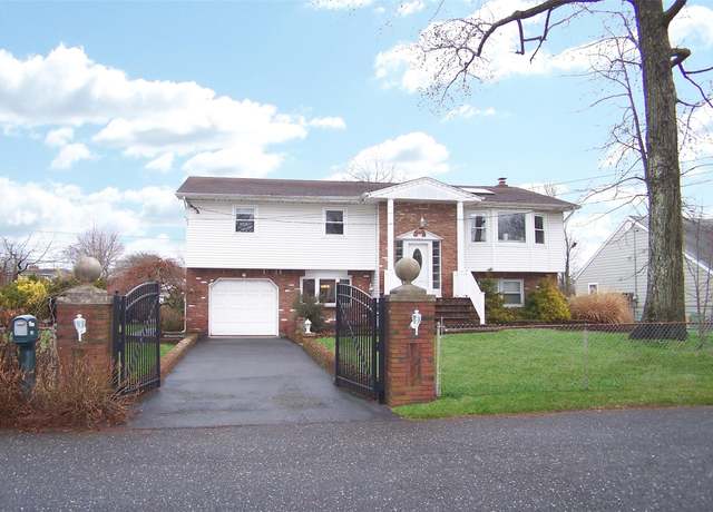 Property at 151 Lakeside Dr, Oakdale, NY 11769, 4 beds, 2 baths