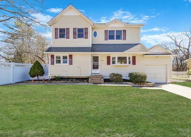 Property at 793 Bohemia Pkwy, Bohemia, NY 11716, 4 beds, 2 baths