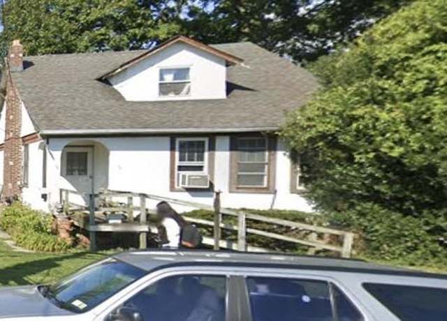 Property at 1 Brewster St, Bay Shore, NY 11706, 3 beds, 1.5 baths
