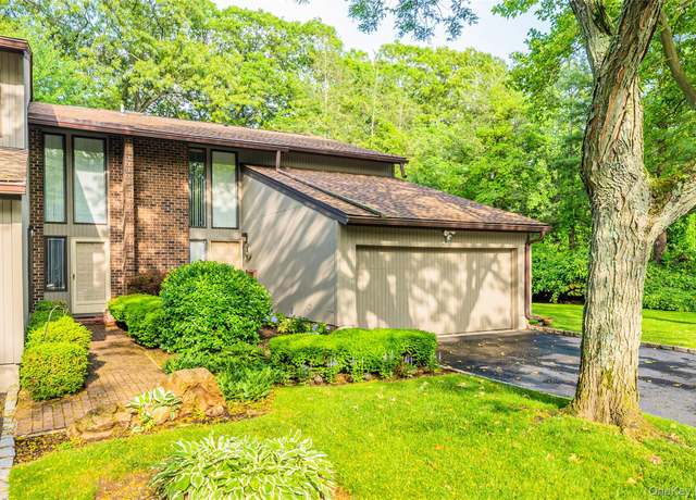 Property at 43 Carriage Ct, Jericho, NY 11753, 4 beds, 2.5 baths