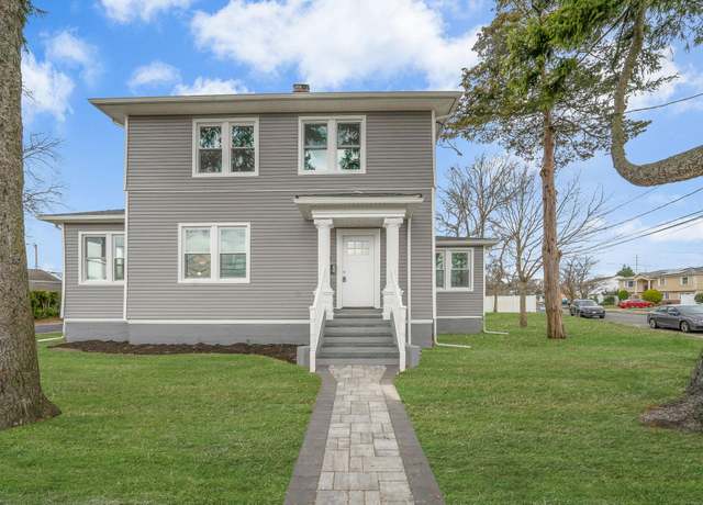 Property at 141 Park Ave, Lindenhurst, NY 11757, 4 beds, 2 baths