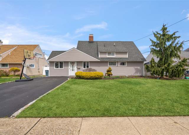 Property at 15 Wisteria Ln, Wantagh, NY 11793, 3 beds, 2 baths