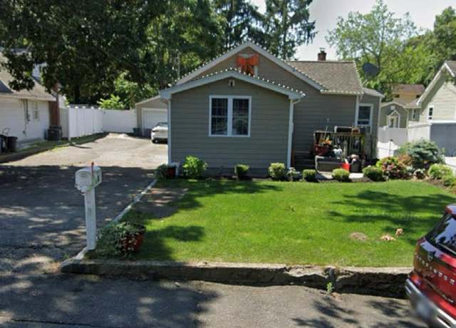 Property at 8 Maplewood Ave, Brookhaven, NY 11784, 3 beds, 1 bath