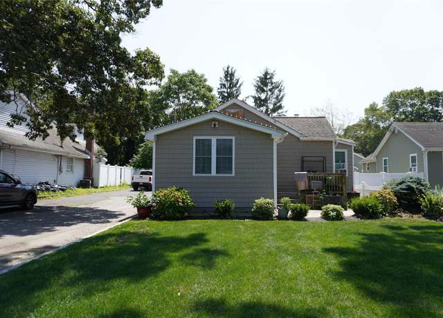 Property at 8 Maplewood Ave, Brookhaven, NY 11784, 3 beds, 1 bath